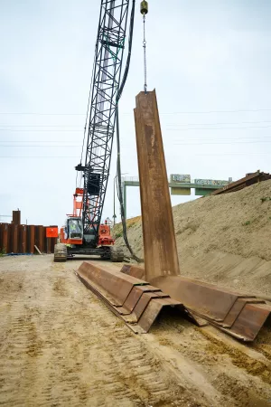 kraan heft sheet pile op - oosterweel 